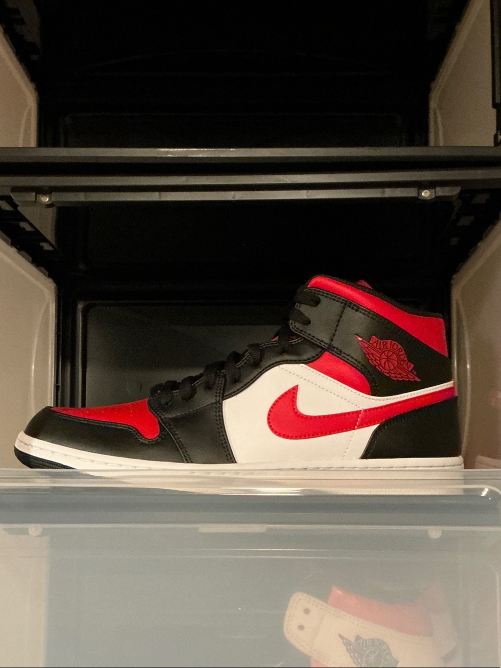 Jordan 1 Mid - Black/Red/White